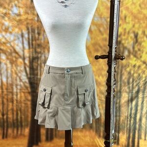 Short pleated tan miniskirt. Boxy pockets Scout Style